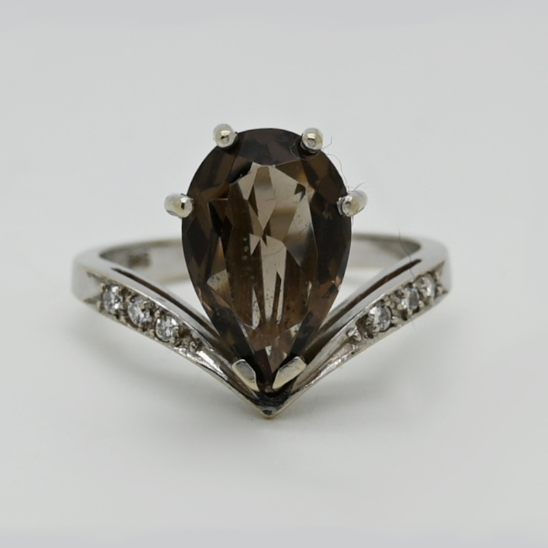 Ring mit dunklem Edelstein – Nr. 93
