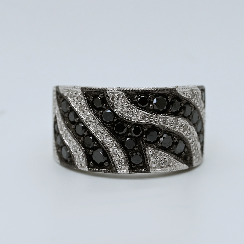 Ring mit hellen und schwarzen Brillanten – Nr. 884